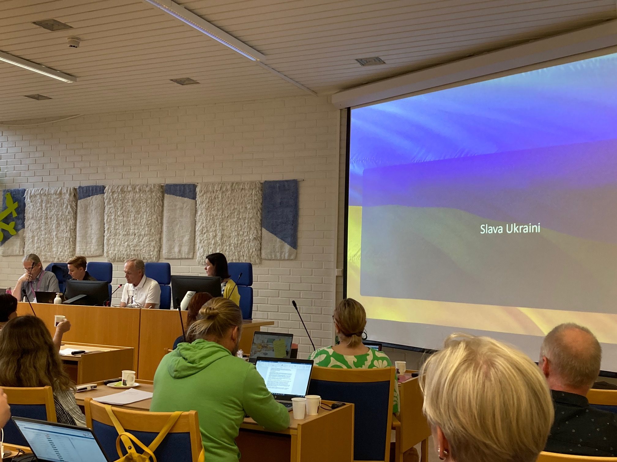 Valtuusto kokoontui kunnioittaen Ukrainan itsenäisyyttä. Jätimme aloitteen eduskuntavaalien äänestyspaikkavalinnoista.